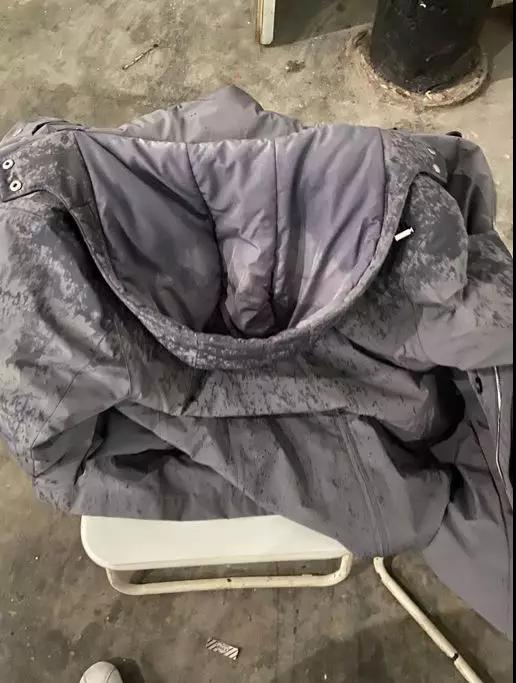 外衣被雨雪打濕，心里卻滿是干勁