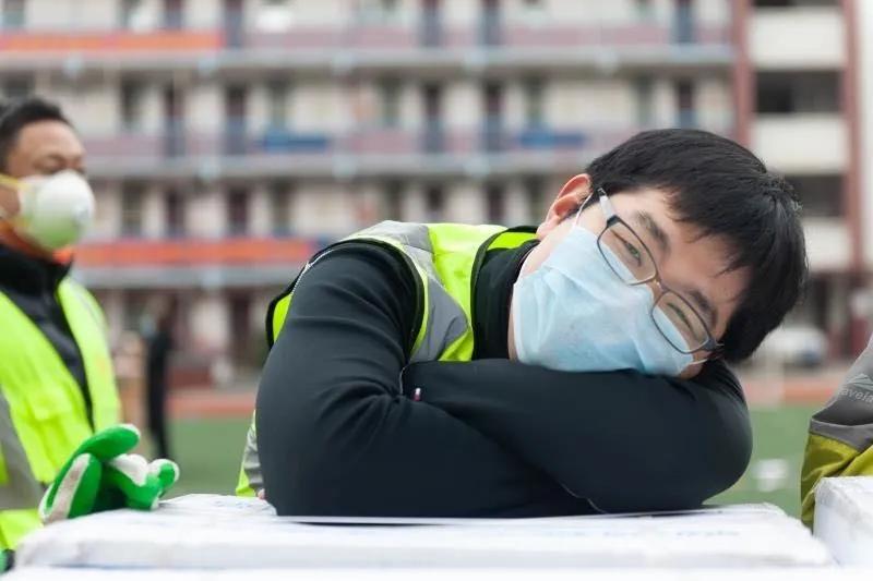 志愿者賈威：“累了，趴下歇會兒”